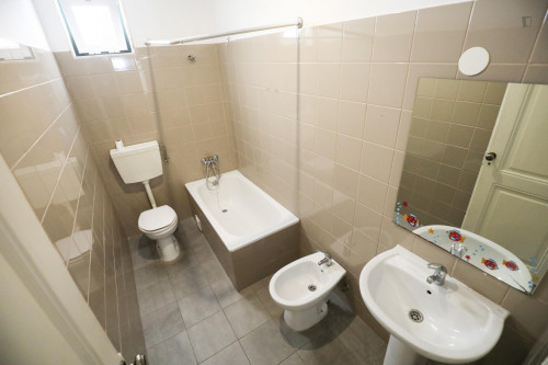 Nice double bedroom in a 5-bedroom apartment