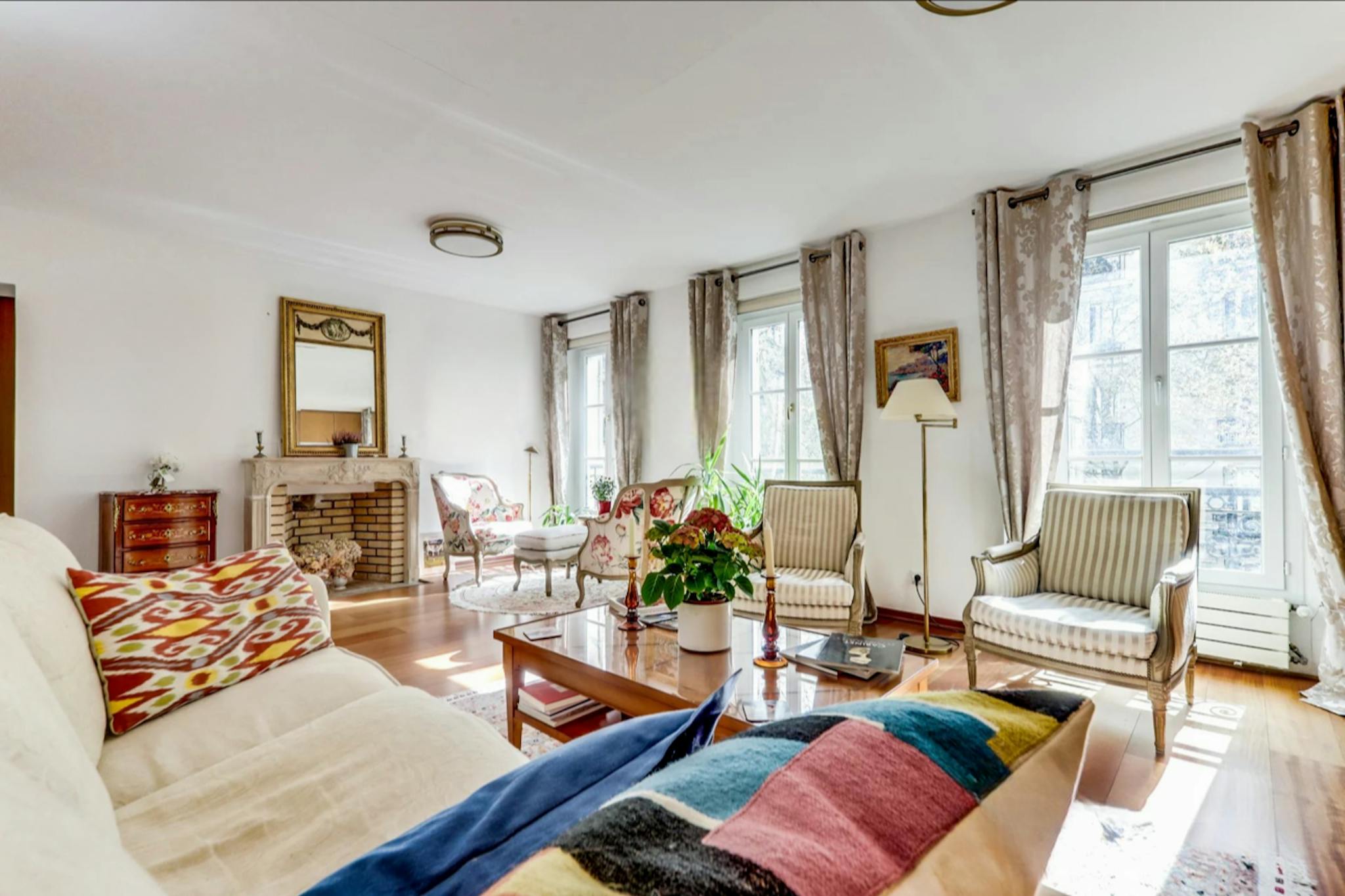 Entire Place  -  Rue de Grenelle, Paris  - Gallery -  1