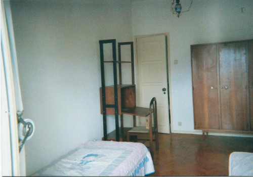 Twin bedroom near the São João Baptista metro
