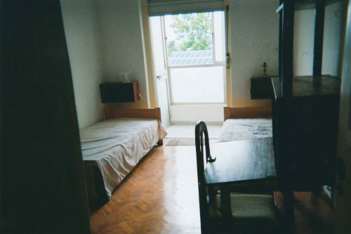 Twin bedroom near the São João Baptista metro