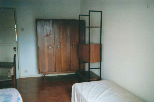Twin bedroom near the São João Baptista metro
