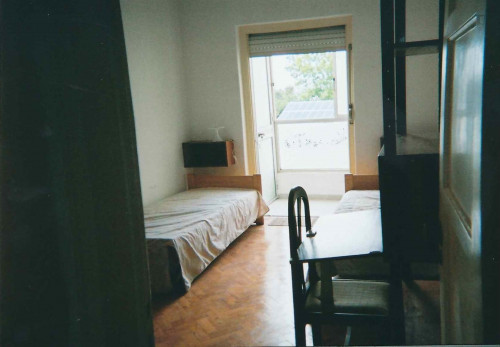 Twin bedroom near the São João Baptista metro