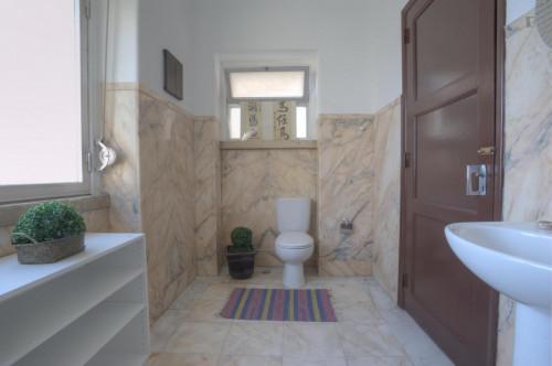 Double bedroom in a cool and refurbished apartment in Alcântara