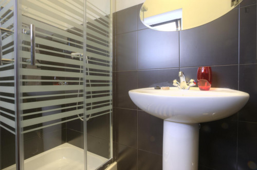 Double bedroom in a cool and refurbished apartment in Alcântara