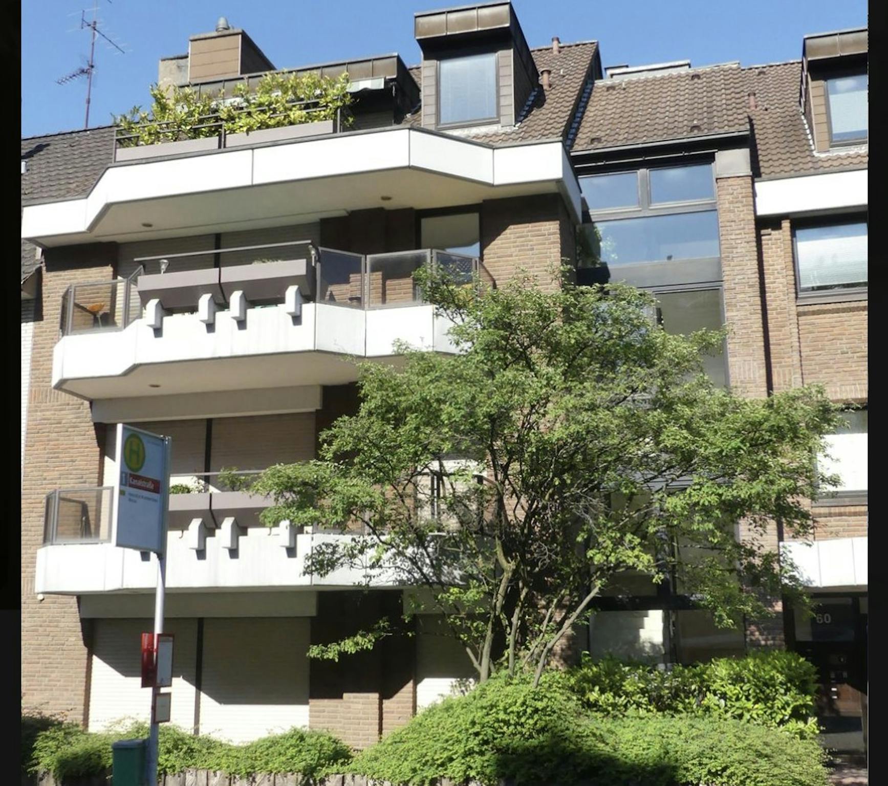  Entire Place  -  Niederkasseler Straße, Düsseldorf  - Gallery -  1