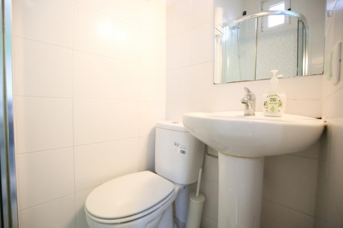 Single bedroom in 6-bedroom apartment