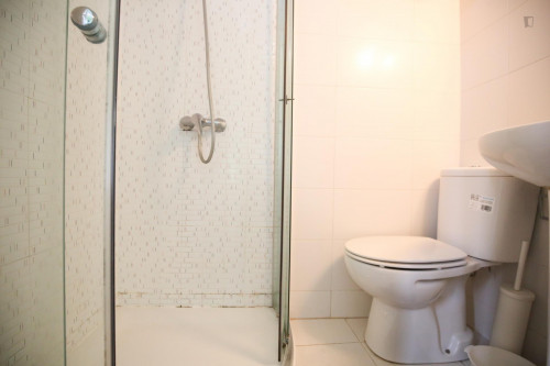 Single bedroom in 6-bedroom apartment