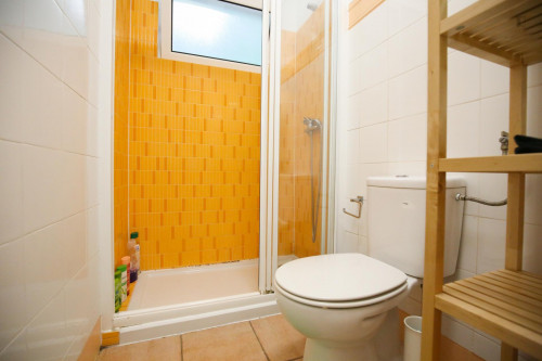 Single bedroom in 6-bedroom apartment