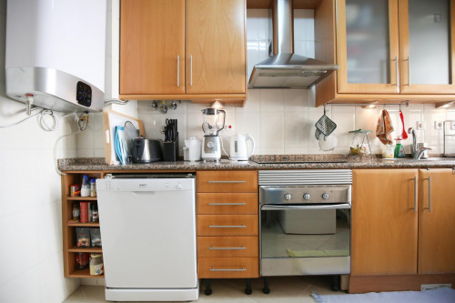 Single Room in Costa da Caparica, 800 mt from the beach and 100 mt from Park
