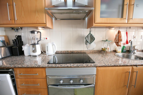 Single Room in Costa da Caparica, 800 mt from the beach and 100 mt from Park