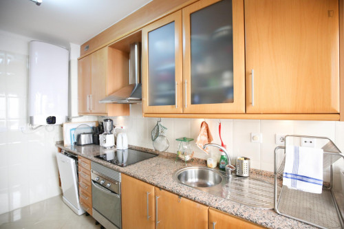 Single Room in Costa da Caparica, 800 mt from the beach and 100 mt from Park