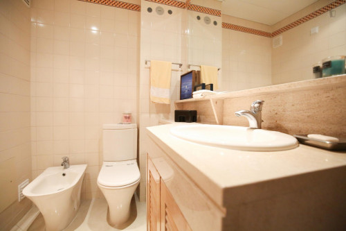 Single Room in Costa da Caparica, 800 mt from the beach and 100 mt from Park