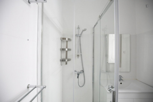 Graceful queen bedroom in a student flat, in Arroios, near the metro