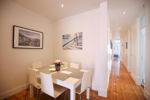 Graceful queen bedroom in a student flat, in Arroios, near the metro