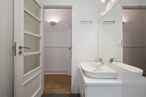 Nice 4-bedroom apartment close to Alameda