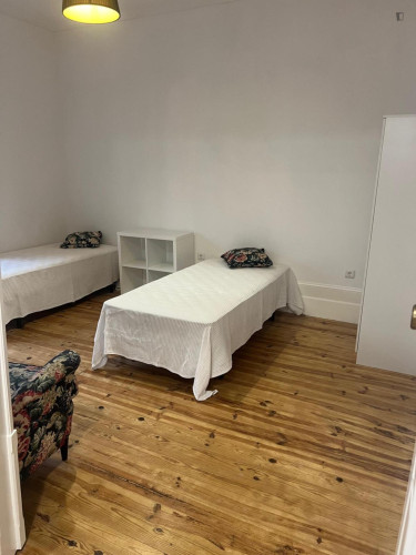 Pleasant twin bedroom in a 5-bedroom flat