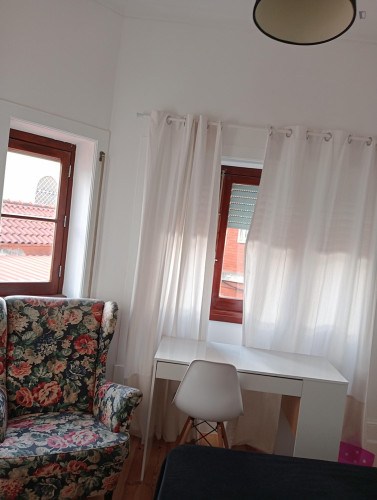 Pleasant twin bedroom in a 5-bedroom flat - Gallery - 11
