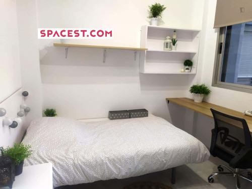Room in Calle Pedro Antonio de Alarcón, Granada for 90 m² with 5 bedrooms
