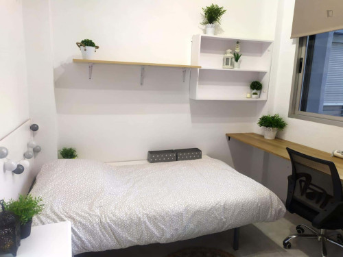 Room in Calle Pedro Antonio de Alarcón, Granada for 90 m² with 5 bedrooms