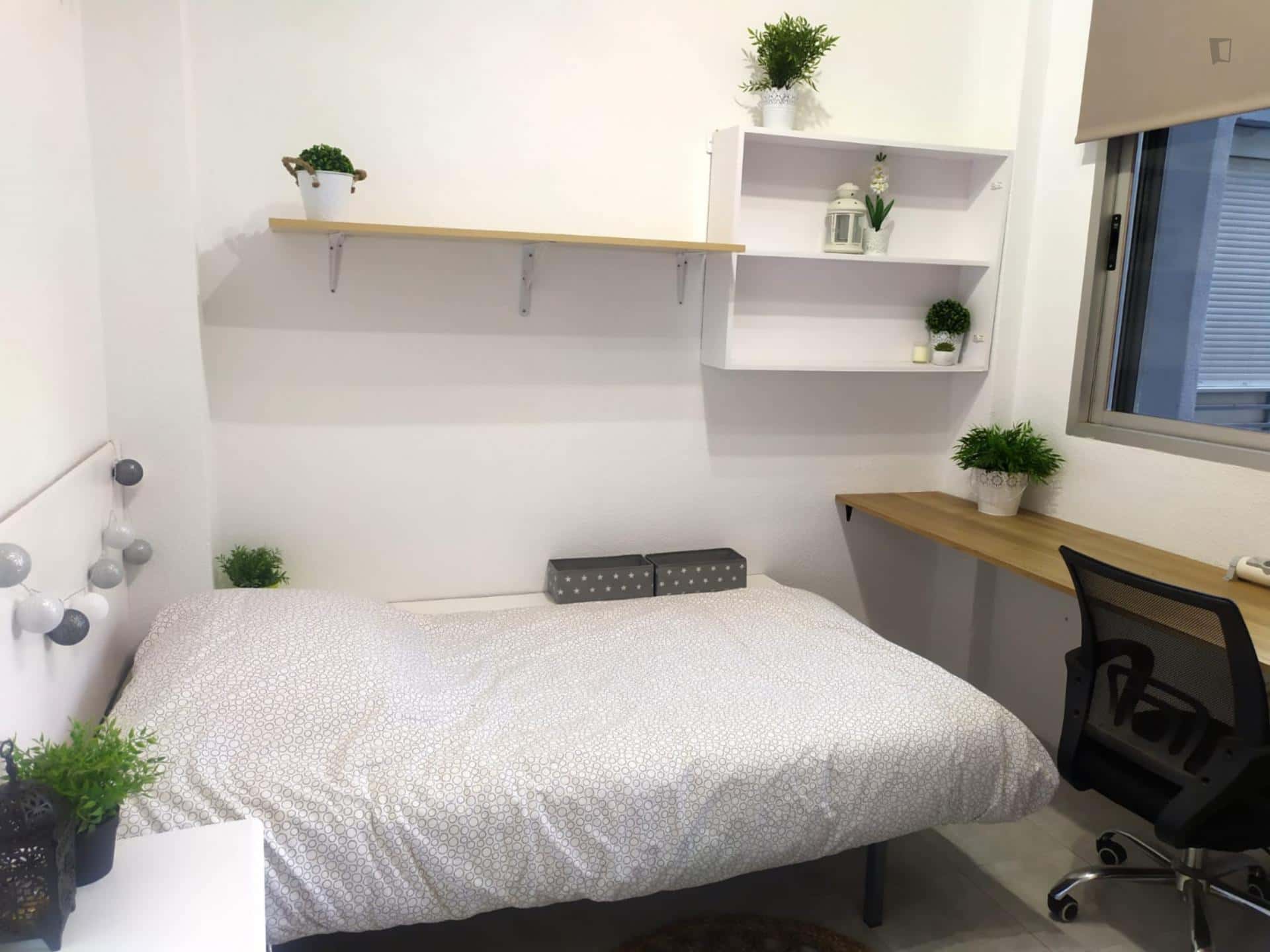 Room In Calle Pedro Antonio De Alarcón, Granada For 90 M² With 5 Bedrooms - 2