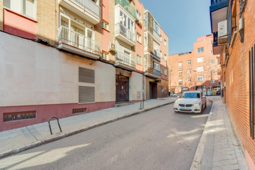 Cute double bedroom in a 4-bedroom apartment near Parque Agustín Rodríguez Sahagún