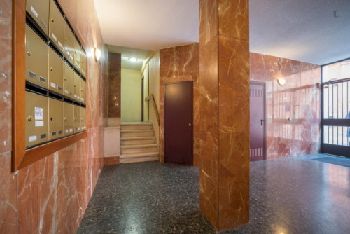 Chic double bedroom in a 4-bedroom apartment near Parque Agustín Rodríguez Sahagún