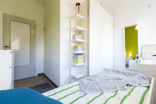 Pleasant single bedroom in a 3-bedroom apartment near Gambara metro station