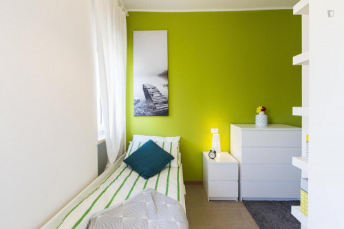 Pleasant single bedroom in a 3-bedroom apartment near Gambara metro station