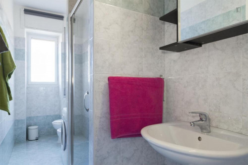 Modern double bedroom in a 3-bedroom apartment near Sondrio metro station - Gallery - 9
