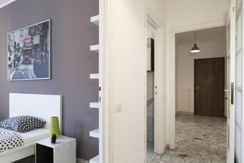 Modern double bedroom in a 3-bedroom apartment near Sondrio metro station - Gallery - 12