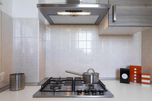 Modern double bedroom in a 3-bedroom apartment near Sondrio metro station - Gallery - 8