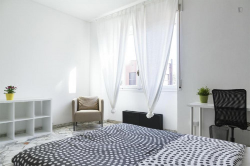 Modern double bedroom in a 3-bedroom apartment near Sondrio metro station