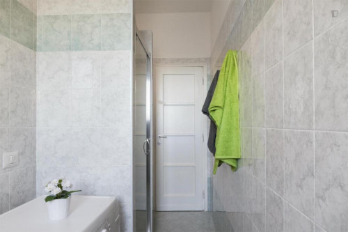 Modern double bedroom in a 3-bedroom apartment near Sondrio metro station - Gallery - 10