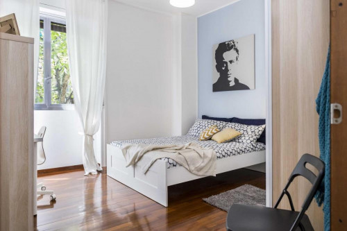 Modern double bedroom in a 5-bedroom apartment near De Angeli metro station