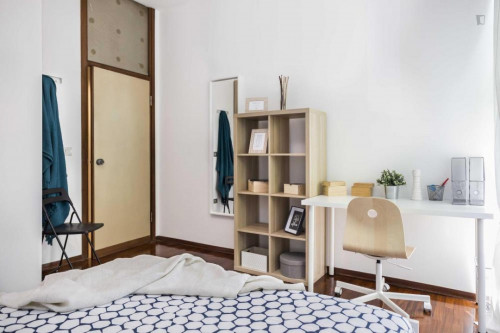 Modern double bedroom in a 5-bedroom apartment near De Angeli metro station