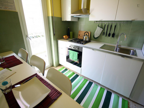 Cozy single bedroom in a 5-bedroom apartment near Gambara metro station - Gallery - 7