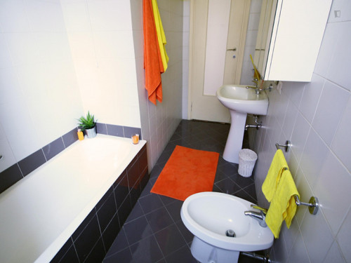 Cozy single bedroom in a 5-bedroom apartment near Gambara metro station