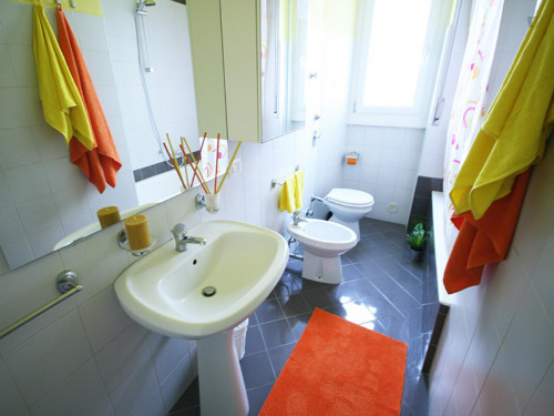 Cozy single bedroom in a 5-bedroom apartment near Gambara metro station
