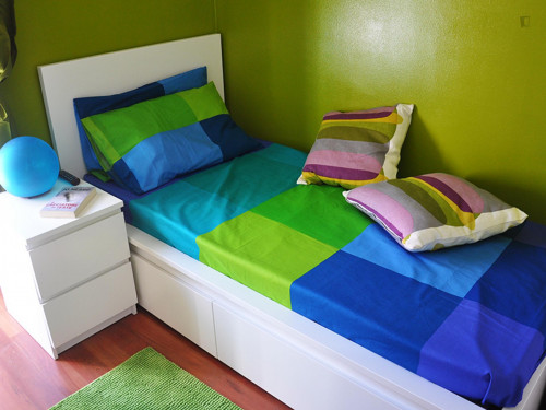 Cozy single bedroom in a 5-bedroom apartment near Gambara metro station - Gallery - 15