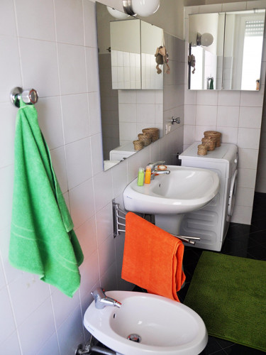 Cozy single bedroom in a 5-bedroom apartment near Gambara metro station  - Gallery -  5