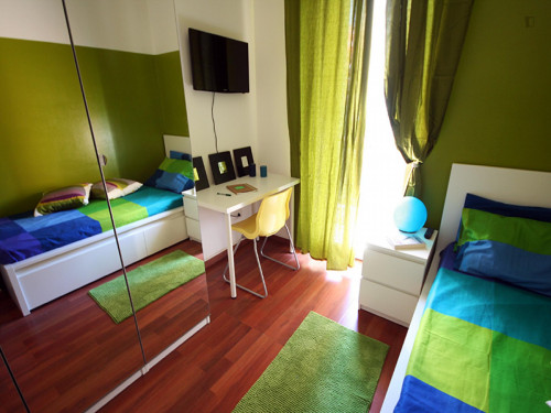 Cozy single bedroom in a 5-bedroom apartment near Gambara metro station - Gallery - 14