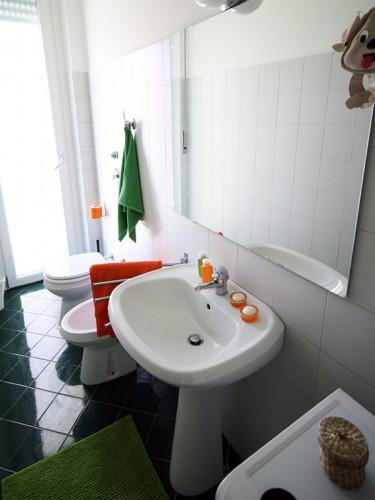 Cozy single bedroom in a 5-bedroom apartment near Gambara metro station
