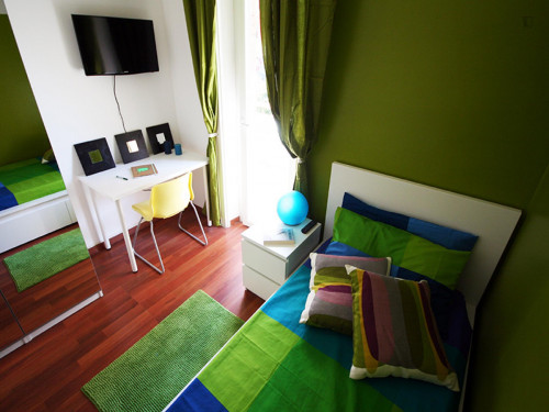 Cozy single bedroom in a 5-bedroom apartment near Gambara metro station - Gallery - 12