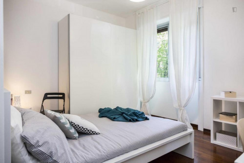 Cool double bedroom in a 5-bedroom apartment near De Angeli metro station