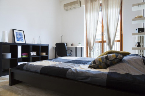 Modern double bedroom in a 5-bedroom apartment near Lambrate FS metro station
