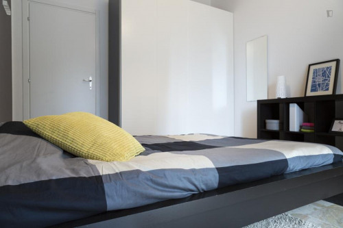 Modern double bedroom in a 5-bedroom apartment near Lambrate FS metro station