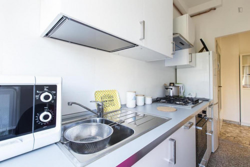 Homely double bedroom in a 3-bedroom apartment near Gambara metro station - Gallery - 6