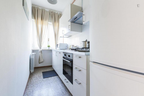 Homely double bedroom in a 3-bedroom apartment near Gambara metro station