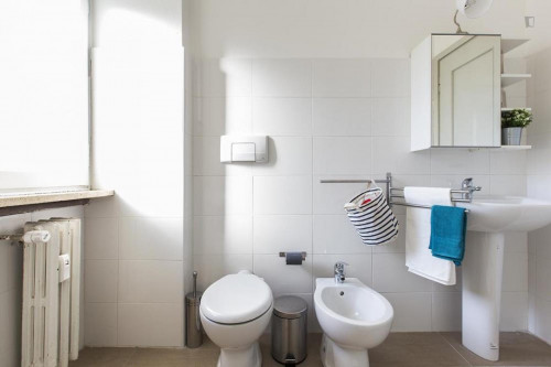 Homely double bedroom in a 3-bedroom apartment near Gambara metro station - Gallery - 8