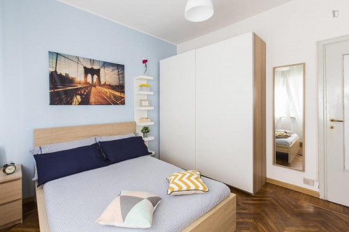 Homely double bedroom in a 3-bedroom apartment near Gambara metro station